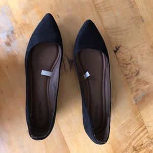 Black pointy-toed flats.